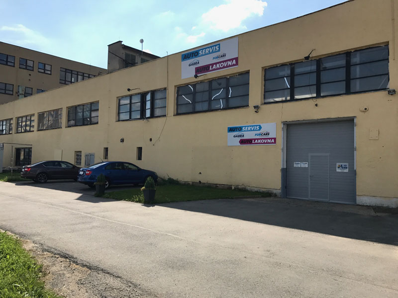Areál provozovny s parkujícími vozy před halou
